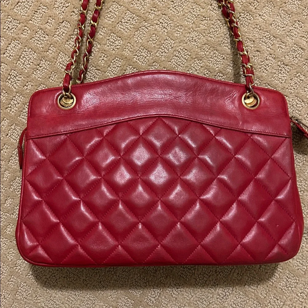 CHANEL Red Quilted Leather Shoulder Bag with Gold Chain